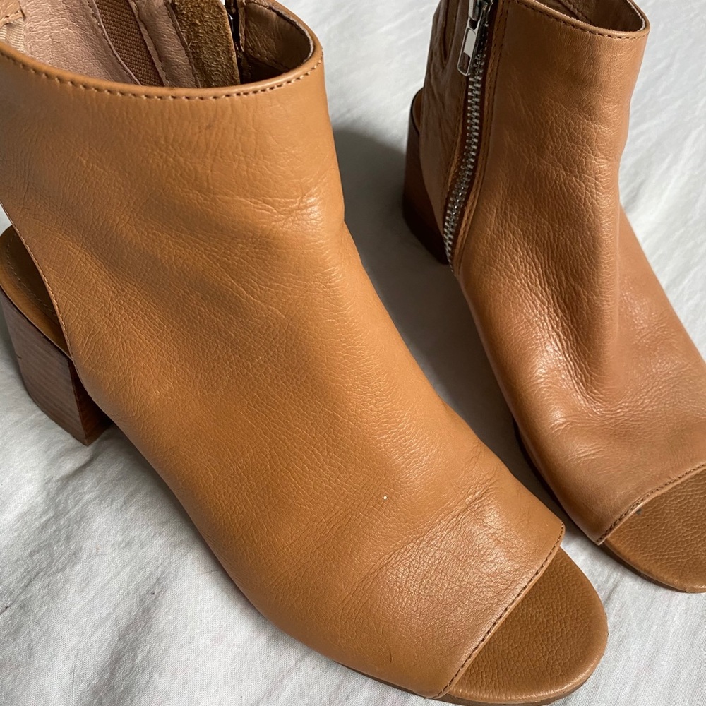 SANDALS TAN 7 1/2 BY STEVE MADEN WORN VERY LITTLE